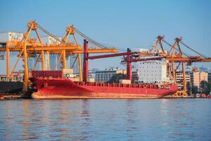 contenitore nave nel esportare e importare attività commerciale e la logistica. foto