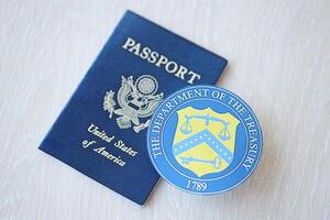 kiev, Ucraina - marzo 9, 2024 noi il Dipartimento di il tesoreria foca e unito stati passaporto su di legno tavolo foto