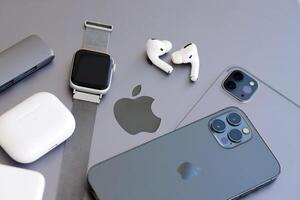 kiev, Ucraina - 4 Maggio, 2023 Mela marca dispositivi i phone, ipad e airpods con Mela orologio bugie su macbook corpo foto