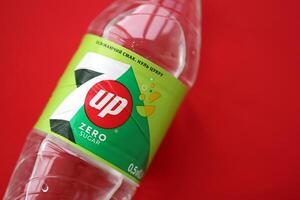 kiev, Ucraina - ottobre 31, 2023 7 Up 0,5 litro zero zucchero plastica bottiglia. Sette su Di proprietà di keurig dr Pepe foto
