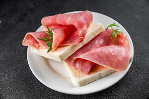 prosciutto fetta Maiale fresco carne cibo gustoso mangiare cucinando aperitivo pasto cibo merenda su il tavolo copia spazio foto