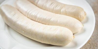 bianca salsiccia carne Weisswurst bavarese salsicce secondo corso fresco cucinando aperitivo pasto cibo merenda su il tavolo copia spazio cibo sfondo foto