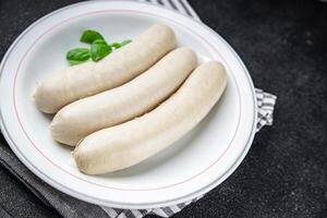 bianca salsiccia carne Weisswurst bavarese salsicce secondo corso fresco cucinando aperitivo pasto cibo merenda su il tavolo copia spazio cibo sfondo foto