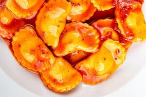ravioli Manzo carne pomodoro salsa fresco cucinando aperitivo pasto cibo merenda su il tavolo copia spazio cibo sfondo rustico superiore Visualizza foto