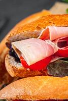 Sandwich prosciutto, pomodoro, verde lattuga salutare mangiare cucinando aperitivo pasto cibo merenda su il tavolo copia spazio cibo sfondo rustico superiore Visualizza foto