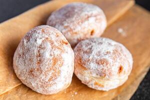 ciambella pieno con in polvere zucchero cioccolato Riempimento fresco cucinando aperitivo pasto cibo merenda foto