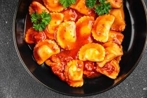 ravioli carne pomodoro salsa fresco cucinando pasto cibo merenda su il tavolo copia spazio cibo sfondo foto