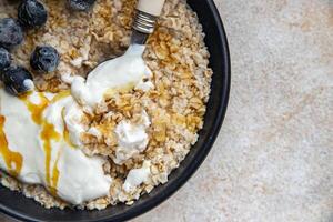 fiocchi d'avena frutti di bosco prima colazione porridge fresco cucinando aperitivo pasto cibo merenda su il tavolo copia spazio foto