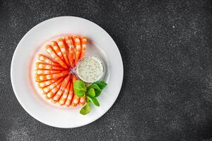 gamberetto pronto per mangiare fresco cucinando aperitivo pasto cibo merenda su il tavolo copia spazio cibo sfondo rustico foto