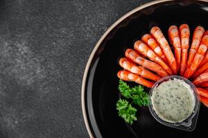 gamberetto pronto per mangiare fresco cucinando aperitivo pasto cibo merenda su il tavolo copia spazio cibo sfondo rustico foto