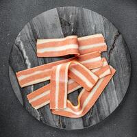vegetariano Bacon fresco cucinando aperitivo pasto cibo merenda su il tavolo copia spazio cibo sfondo vegetariano vegano foto