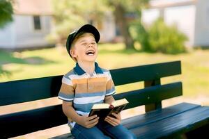 carino poco ragazzo lettura santo Bibbia libro a campagna foto