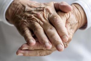 mano di Sambuco donna. concetto di reumatoide artrite, osteoartrite, o comune dolore. foto