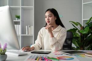 asiatico donna grafico progettista Lavorando nel casa ufficio. artista creativo progettista illustratore grafico abilità concetto foto