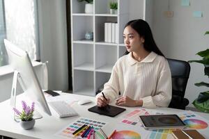 asiatico donna grafico progettista Lavorando nel casa ufficio. artista creativo progettista illustratore grafico abilità concetto foto