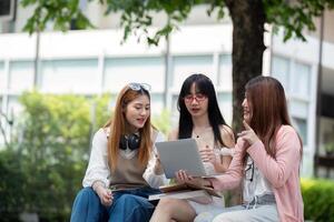 asiatico giovane città universitaria alunno godere imparare studia e lettura libri insieme. amicizia e formazione scolastica concetto. città universitaria scuola e Università. felicità e divertente di apprendimento nel Università foto