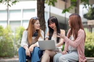 asiatico giovane città universitaria alunno godere imparare studia e lettura libri insieme. amicizia e formazione scolastica concetto. città universitaria scuola e Università. felicità e divertente di apprendimento nel Università foto