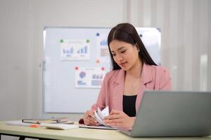 attività commerciale contabilità donna conteggio su calcolatrice Lavorando su finanziario documento nel mani avvicinamento. contabilità concetto foto