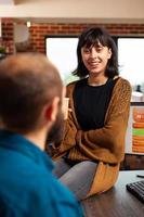 uomo d'affari che parla con manager donna che discute strategia di marketing foto