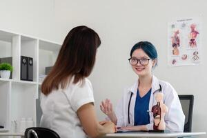 medico donna con assistenza sanitaria consigli e supporto per risultati, esame e test. esperto o medico persone e consulenza anziano paziente foto