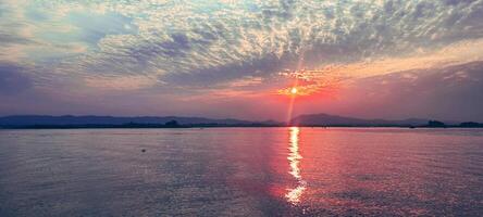 colorato tramonto cielo al di sopra di tranquillo kaptai lago rangamati chittagong foto
