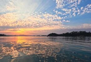 tramonto paesaggio marino sotto rosa nuvoloso cielo di kaptai lago rangamati chittagong foto