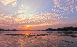 idilliaco colorato tramonto nuvoloso cielo di kaptai lago rangamati chittagong foto