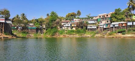 grappolo di case su limi o rurale insediamenti lungo il kaptai lago foto