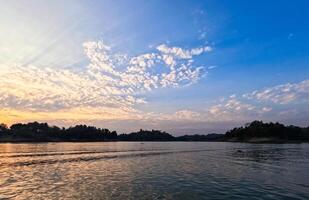 bellissimo blu cielo con nuvole e tranquillo scena di kaptai lago foto