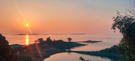 nebbioso mattina paesaggio di kaptai lago a distanza isola foto