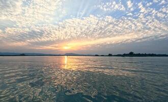 estate tramonto al di sopra di acque di kaptai lago rangamati foto