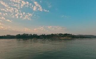cinematico sereno mattina panorama di kaptai lago rangamati chittagong foto
