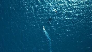 aereo Visualizza di kitesurf su il onde di il mare nel mui ne spiaggia, phan ladro, bin Thuan, Vietnam. kitesurf, kiteboarding azione fotografie