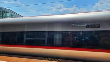 moderno alto velocità passeggeri treno su il piattaforma di il ferrovia stazione. foto