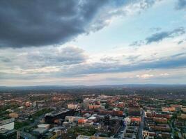 aereo Visualizza di maggiore Manchester città centro e alto edifici durante d'oro ora di tramonto. Inghilterra UK. Maggio 5°, 2024 foto