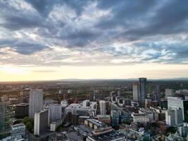 aereo Visualizza di maggiore Manchester città centro e alto edifici durante d'oro ora di tramonto. Inghilterra UK. Maggio 5°, 2024 foto