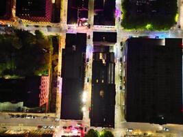 aereo notte Visualizza di illuminato centrale Manchester città e centro edifici, Inghilterra unito regno. Maggio 4°, 2024 foto