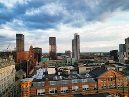 aereo Visualizza di maggiore Manchester città centro e alto edifici durante d'oro ora di tramonto. Inghilterra UK. Maggio 5°, 2024 foto