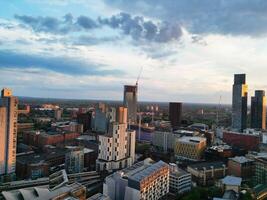 aereo Visualizza di maggiore Manchester città centro e alto edifici durante d'oro ora di tramonto. Inghilterra UK. Maggio 5°, 2024 foto