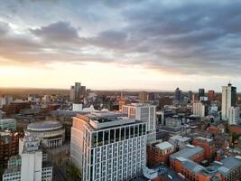 aereo Visualizza di maggiore Manchester città centro e alto edifici durante d'oro ora di tramonto. Inghilterra UK. Maggio 5°, 2024 foto