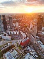 aereo Visualizza di maggiore Manchester città centro e alto edifici durante d'oro ora di tramonto. Inghilterra UK. Maggio 5°, 2024 foto