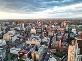 aereo Visualizza di maggiore Manchester città centro e alto edifici durante d'oro ora di tramonto. Inghilterra UK. Maggio 5°, 2024 foto