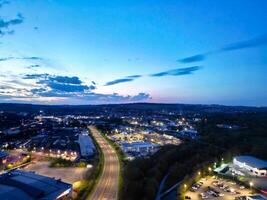 aereo notte Visualizza di illuminato Chesterfield città centro, Inghilterra unito regno. aprile 30, 2024 foto