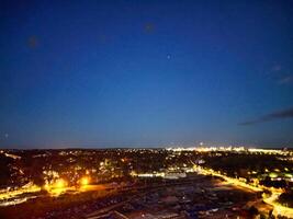 aereo Visualizza di illuminato Britannico città di Inghilterra durante notte foto