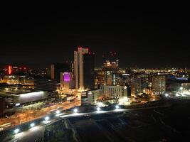 aereo notte Visualizza di illuminato città centro edifici di Birmingham centrale città di Inghilterra unito regno. marzo 30, 2024 foto