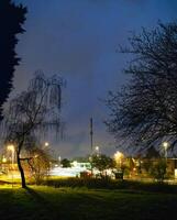 Basso angolo panoramico Visualizza di luton città durante nuvoloso e piovoso tramonto. lutone, Inghilterra UK. marzo 26, 2024 foto