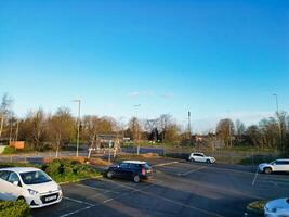 alto angolo Visualizza di parco e cavalcata autobus stazione a collina spinosa oxfordshire Inghilterra unito regno durante Alba. marzo 23, 2024 foto