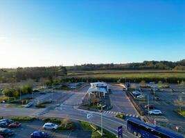 alto angolo Visualizza di parco e cavalcata autobus stazione a collina spinosa oxfordshire Inghilterra unito regno durante Alba. marzo 23, 2024 foto