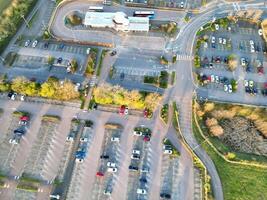 alto angolo Visualizza di parco e cavalcata autobus stazione a collina spinosa oxfordshire Inghilterra unito regno durante Alba. marzo 23, 2024 foto