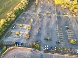 alto angolo Visualizza di parco e cavalcata autobus stazione a collina spinosa oxfordshire Inghilterra unito regno durante Alba. marzo 23, 2024 foto